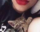 Девушка с яркими губами и котёнок