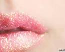 Розовые блестящие губы