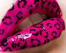 Розовые губы с леопардовыми черными пятнами