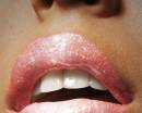 Пухлые губки с розовым блеском для губ