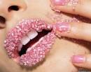 Сахарные кристалики на розовых губах