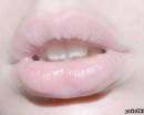 Бледно-розовые пухлые губы