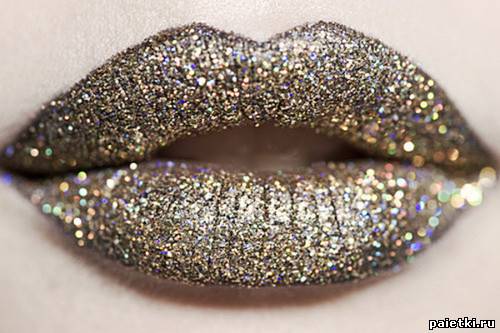 Красивые блестящие губы