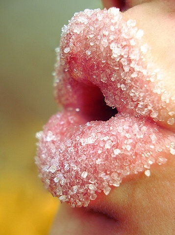 губы в кристаликах сахара
