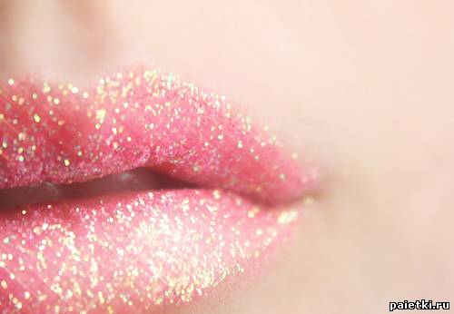 Розовые блестящие губы