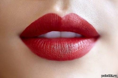Красивые губы с красной помадой