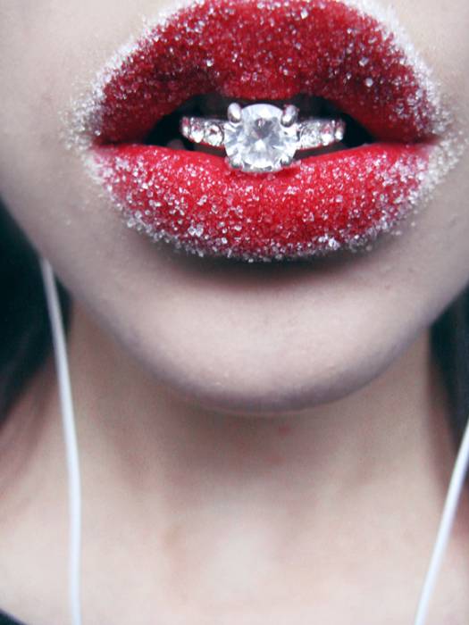 Кольцо во рту с красными губами и сахаринками