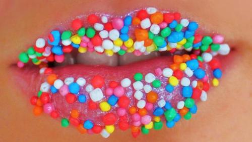 Ванильные губы с цветной посыпкой