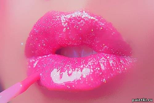 Розовый блеск на губах
