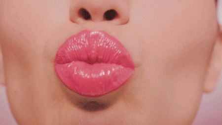 гиф Поцелуй и отпечаток губ