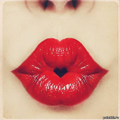 Яркие красные губы