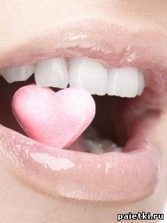 Бледно-розовый блеск на губах и сердечко во рту
