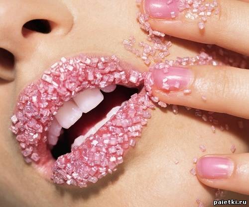 Сахарные кристалики на розовых губах