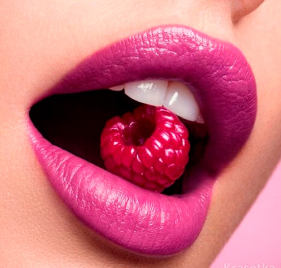 Розовая помада на губах и малина во рту