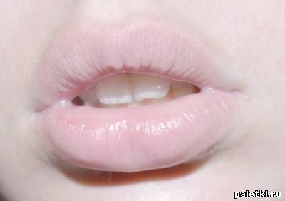 Бледно-розовые пухлые губы