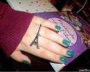 Зеленый лак на ногтях и кольцо Эйфелева башня
