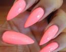 Розовый лак на миндалевидных ногтях