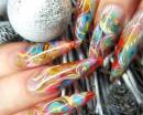 Яркие разноцветные узоры на длинных ногтях