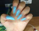Маникюр:заостренные длинные ногти с голубым лаком