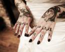 Черный лак на ногтях рук с татуировками