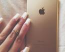 Белый лак на ногтях и iPhone