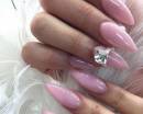 Маникюр розовым  и бриллиантовое кольцо на ногте