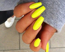 Лак лимонного цвета на ногтях