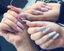 Розовый лак и голубой лак на ногтях девушек