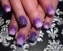 Фиолетовый градиент и стразы на коротких ногтях