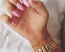 Розовый лак на ногтях