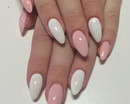 Белый и розовый лак на миндалевидной форме ногтей