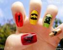 Значки супергероев на ярких длинных ногтях
