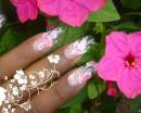 Бело-розовый маникюр на прозрачных ногтях