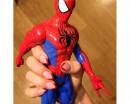 Человек-паук в руке с маникюром (френч-угол)