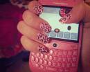 Розовый леопардовый маникюр на руке с айфоном
