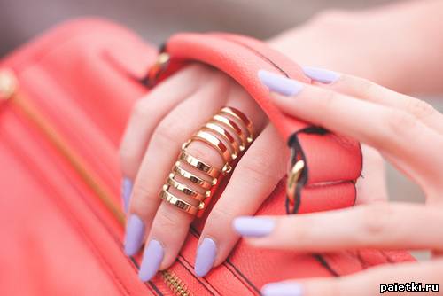 Лак лавандового цвета на ногтях гламурной девушки
