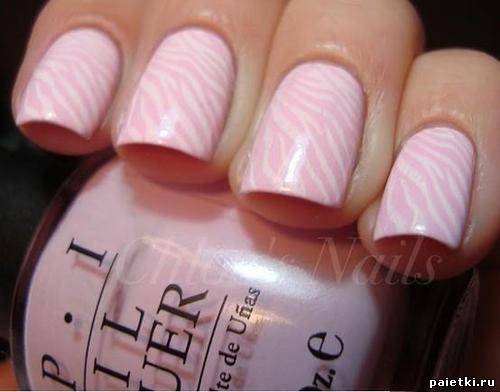 Розовый лак на ногтях с белыми волнами