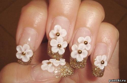 Лепка на ногтях: белые цветы и блестки