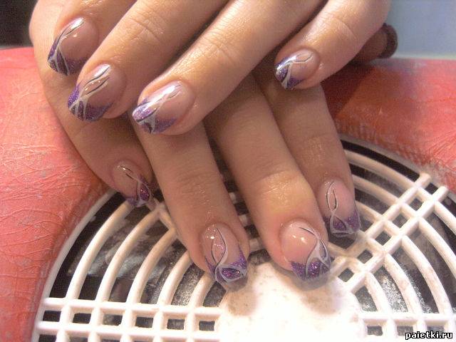Блестящие фиолетовые кончики ногтей и узоры