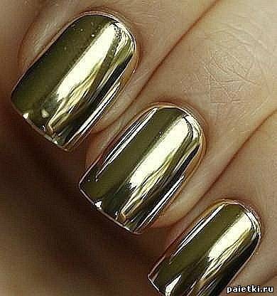 Золотистый минкс на ногтях