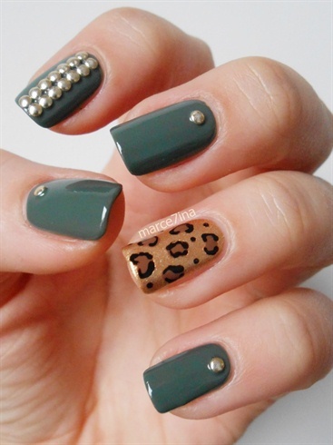 Зеленый лак на ногтях и один леопардовый