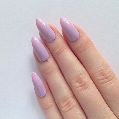 Нежный светло-фиолетовый лак на ногтях