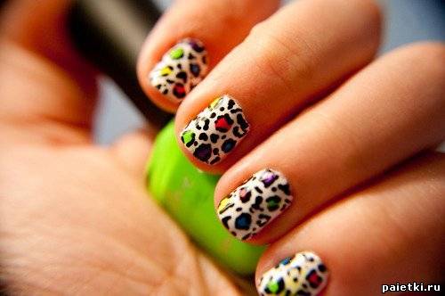 Разноцветные леопардовые пятнышки на ногтях