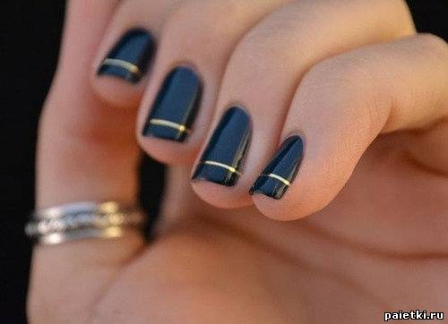 Черный лак на ногтях с золотой полосой