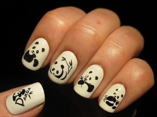 черно-белый арт на ногтях: Панда
