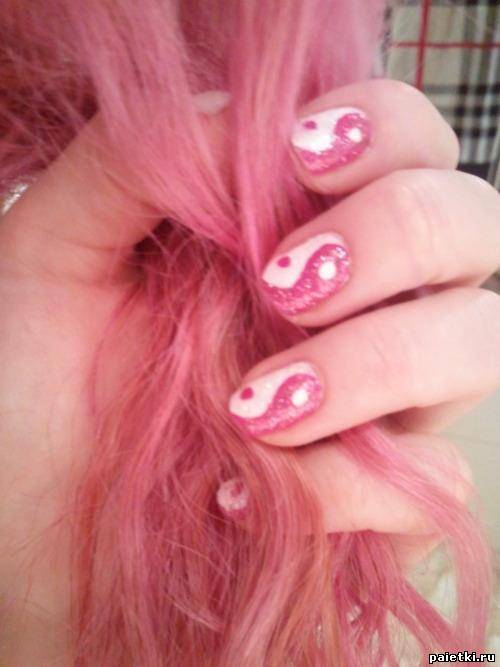 Розовые волосы и розовый арт Инь и ян на ногтях