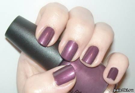 Лак темно-фиолетового цвета на ногтях