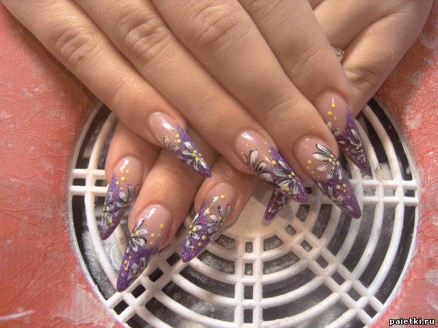 Ногти Бриджит с фиолетовыми кончиками и цветами