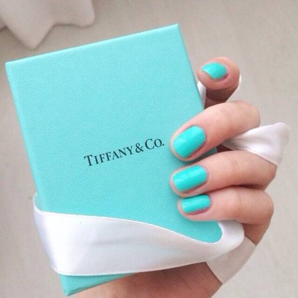 Бирюзовый маникюр в тон упаковке Tiffany & Co