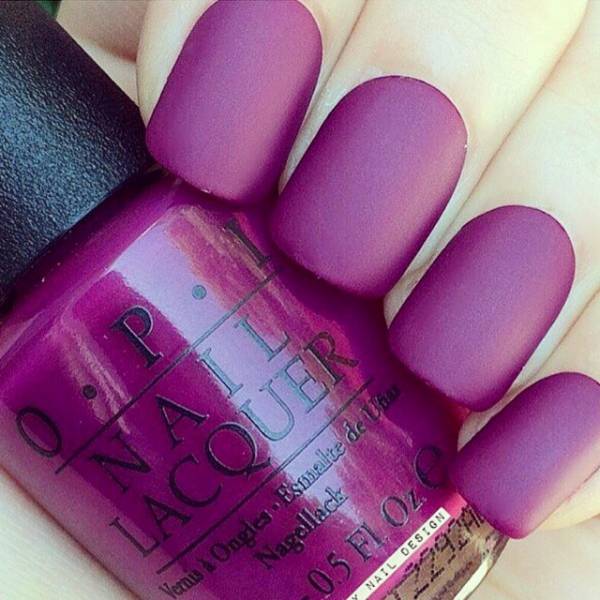 Фиолетовый лак на ногтях